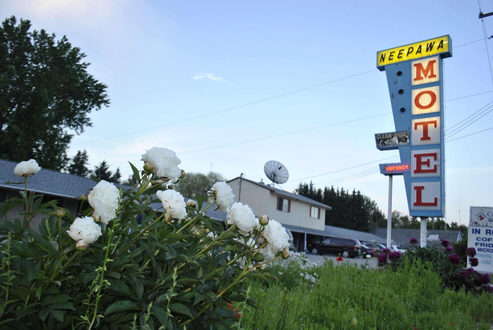 Neepawa Motel Exterior photo